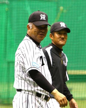 練習を終え笑顔を見せ引き揚げる阪神・掛布雅之２軍監督（左）＝甲子園（撮影・山口登）
