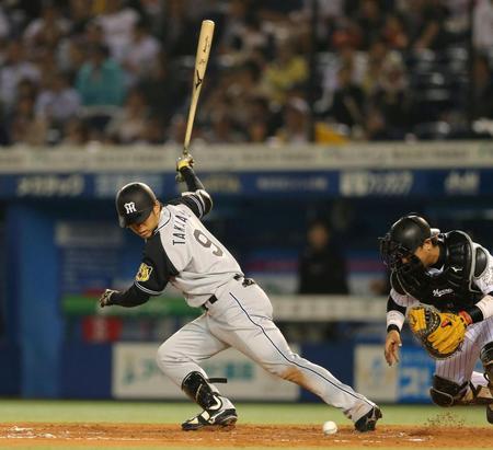 空振り三振に倒れる高山＝ＱＶＣマリンフィールド（撮影・田中太一）