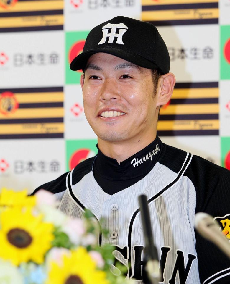 ５月度月間ＭＶＰに選ばれた阪神・原口文仁は笑顔で記者会見に臨む＝甲子園（撮影・北村雅宏）