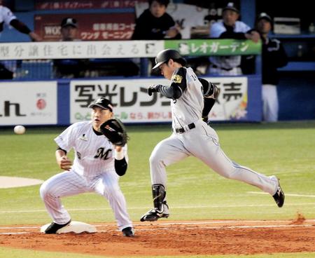 　２回、全力で一塁へ向かう高山（右）