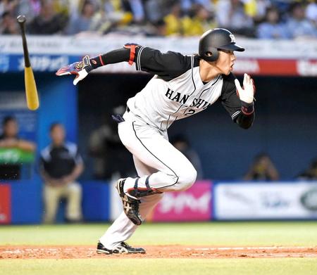 　２回、右前に適時打を放つ横田