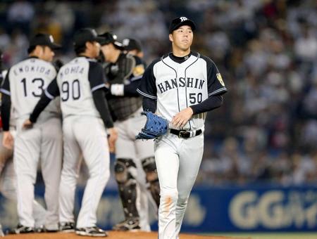　５回途中で降板する青柳（撮影・田中太一）