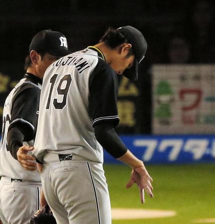 　４回、ロッテ・清田の打球が右手に直撃し、ベンチに戻る阪神・藤浪