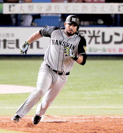 　４回、右翼線二塁打を放ち勢いよく一塁を蹴るゴメス