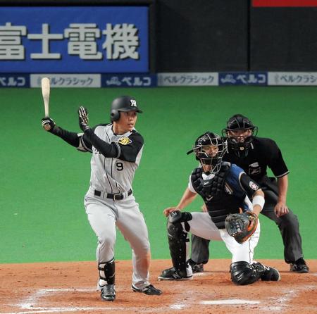 ８回、左翼線に逆転の２点適時二塁打を放つ阪神・高山＝札幌ドーム（撮影・高部洋祐）
