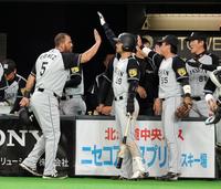 ５回、適時打を放ち、ナインに祝福される阪神　マウロ・ゴメス（左）＝札幌ドーム（撮影・西岡正）