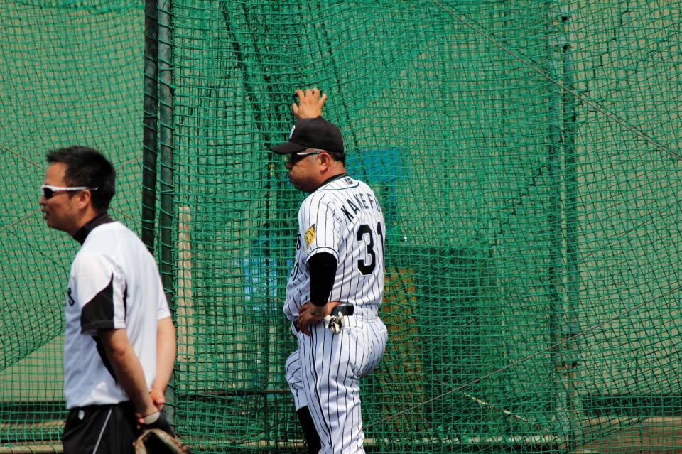 練習を見守る掛布２軍監督