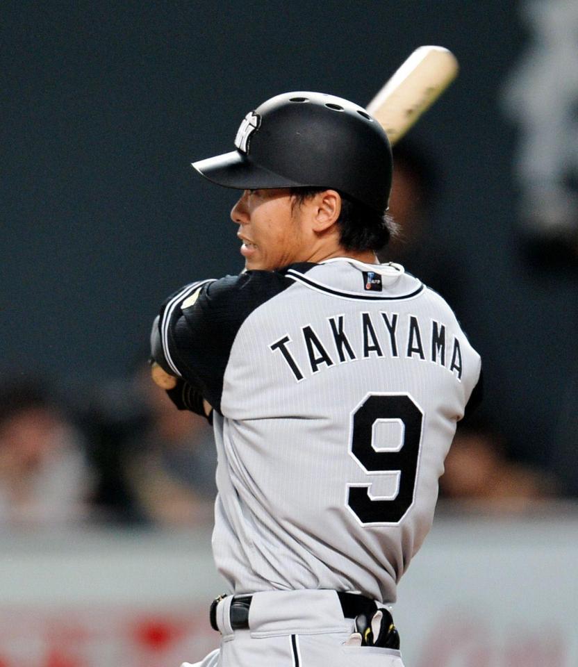 ２回阪神１死一塁、高山俊は左越え適時三塁打を放つ＝札幌ドーム（撮影・西岡正）