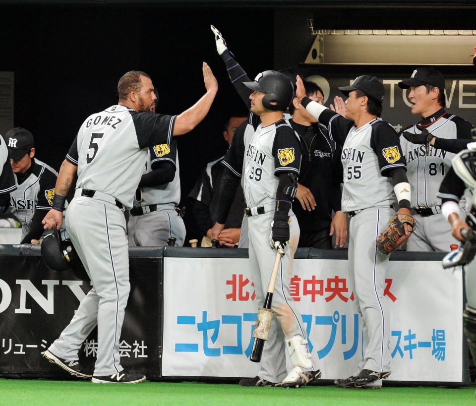 ５回、適時打を放ち、ナインに祝福される阪神　マウロ・ゴメス（左）＝札幌ドーム（撮影・西岡正）