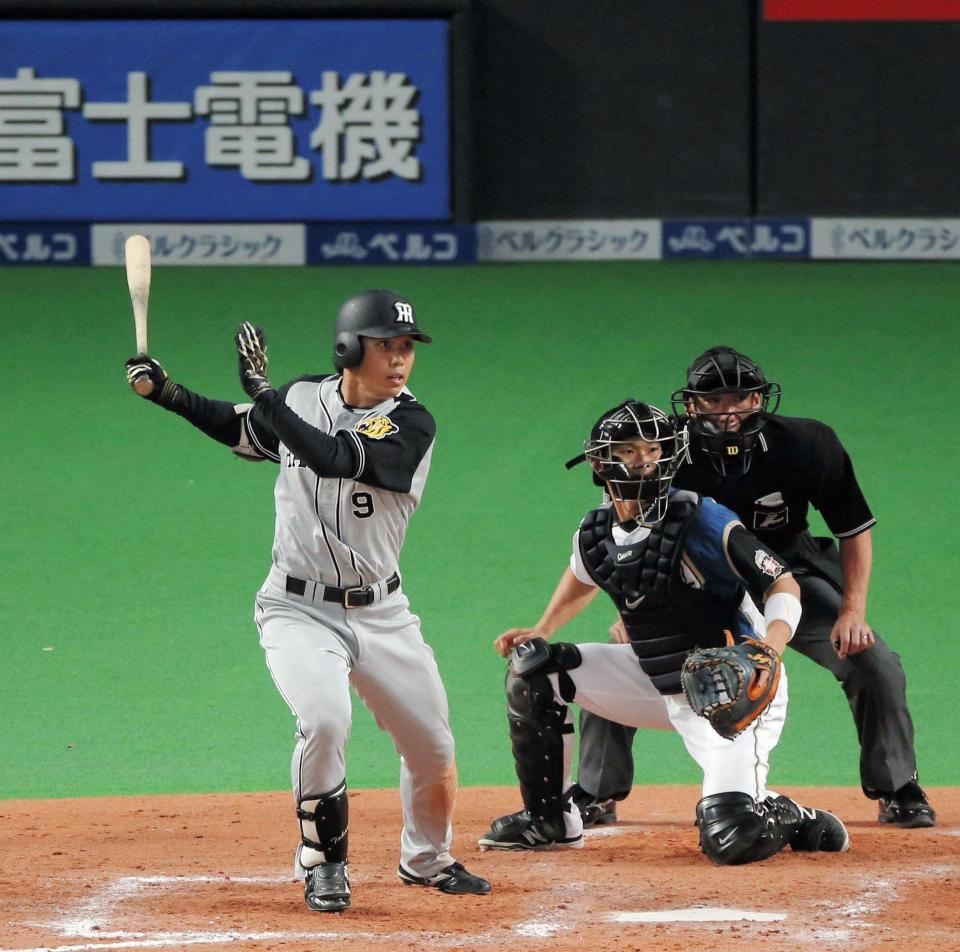 ８回、左翼線に逆転の２点適時二塁打を放つ阪神・高山＝札幌ドーム（撮影・高部洋祐）