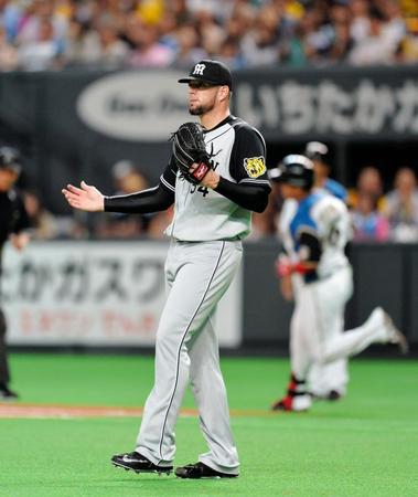 ７回日本ハム２死一塁、代打・大嶋匠を左飛に打ち取ってピンチを脱し、グラブをたたく阪神　ランディ・メッセンジャー（左）＝札幌ドーム（撮影・西岡正）