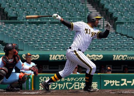 　１回、左越えに先制２ランを放つ阪神・ペレス