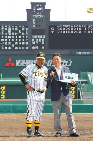 　巨人に快勝し笑顔でインタビューを受ける掛布雅之２軍監督（左）