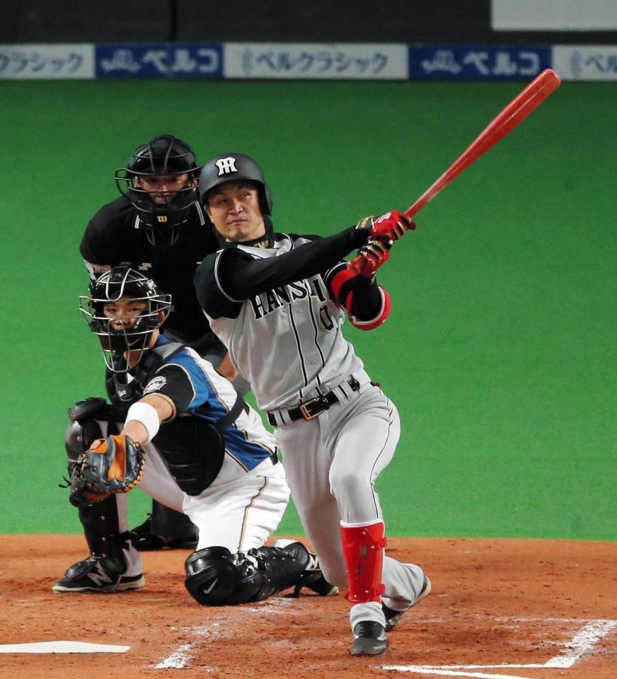 ３回阪神無死一・二塁、左翼線に先制の２点適時二塁打を放つ阪神・大和＝札幌ドーム（撮影・高部洋祐）