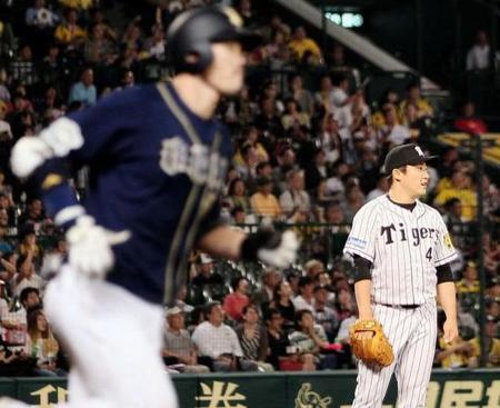 ８回、オリックス・Ｔ-岡田に勝ち越し本塁打を浴びる阪神・高橋聡文＝甲子園（撮影・北村雅宏）