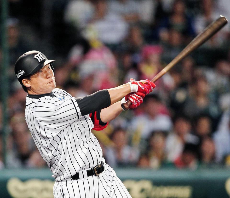 先制犠飛を放つ新井良＝甲子園（撮影・北村雅宏）