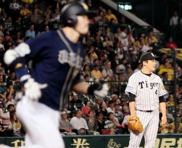８回、オリックス・Ｔ-岡田に勝ち越し本塁打を浴びる阪神・高橋聡文＝甲子園（撮影・北村雅宏）