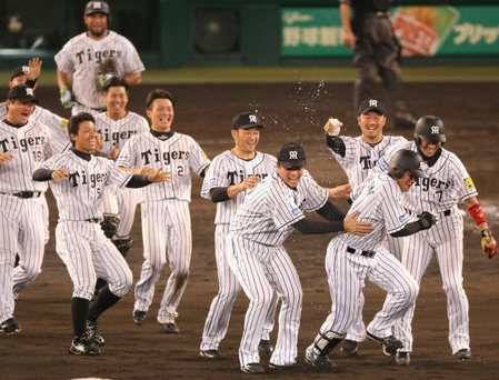 サヨナラ打を放ち祝福される福留（撮影・飯室逸平）