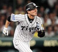 　９回、一塁へ駆け出す北條