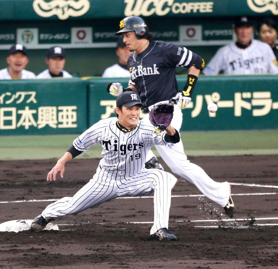 　２回、懸命のベースカバーで松田を併殺に仕留める藤浪（撮影・飯室逸平）