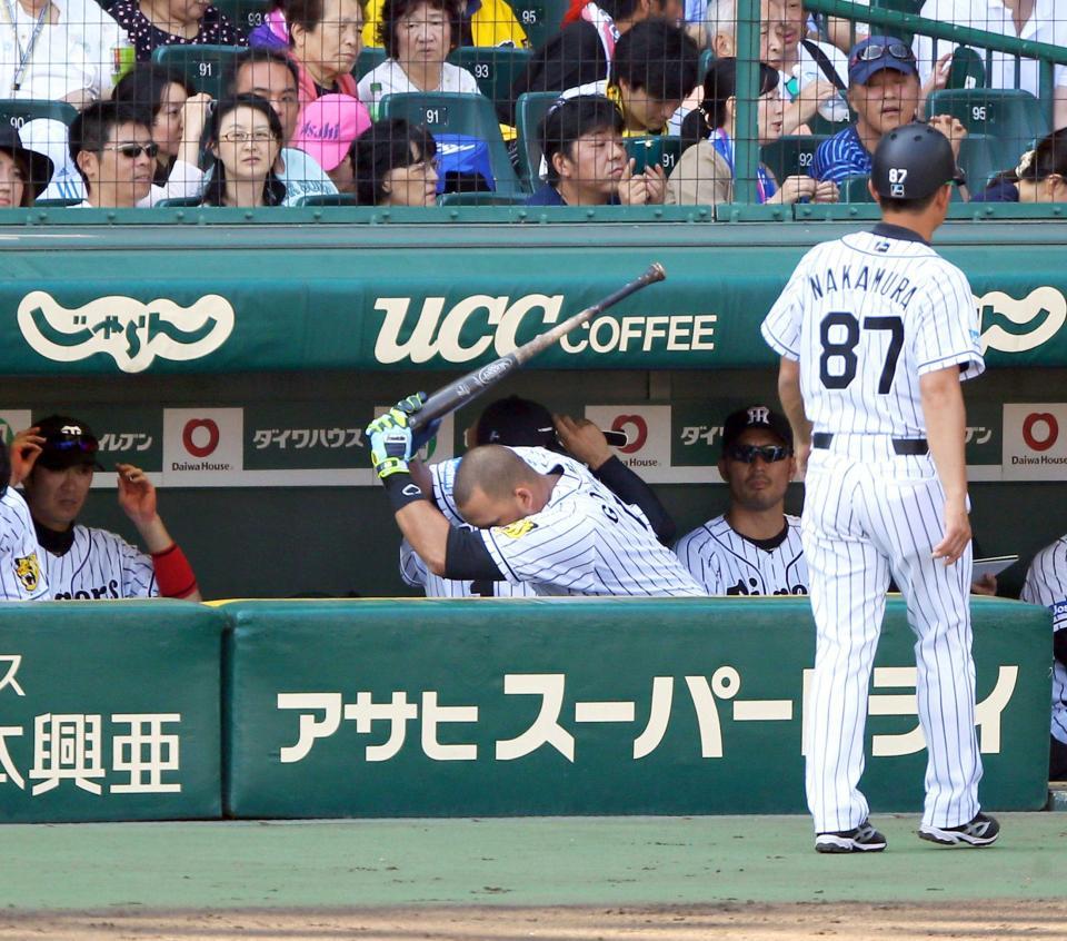 　ゴメスはオリックス戦の最終打席から７打席連続となる三振に倒れベンチでバットを叩きつける（撮影・飯室逸平）