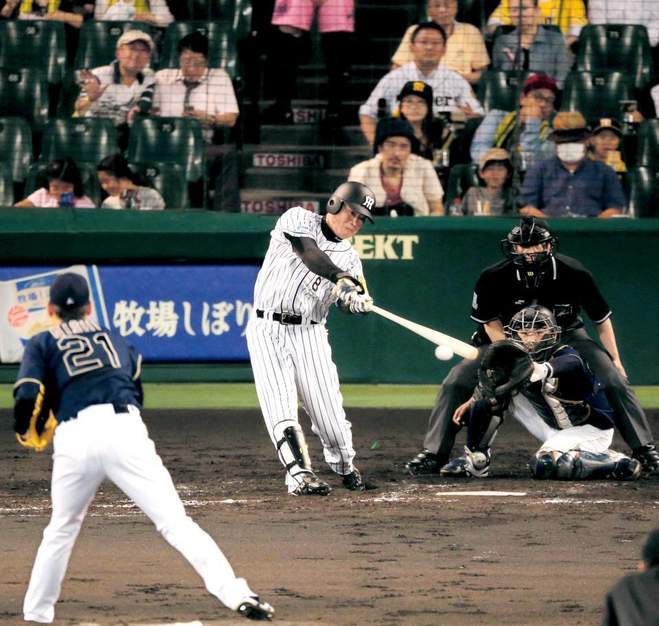 　４回、日本通算１５００安打となる右前打を放つ福留（撮影・高部洋祐）