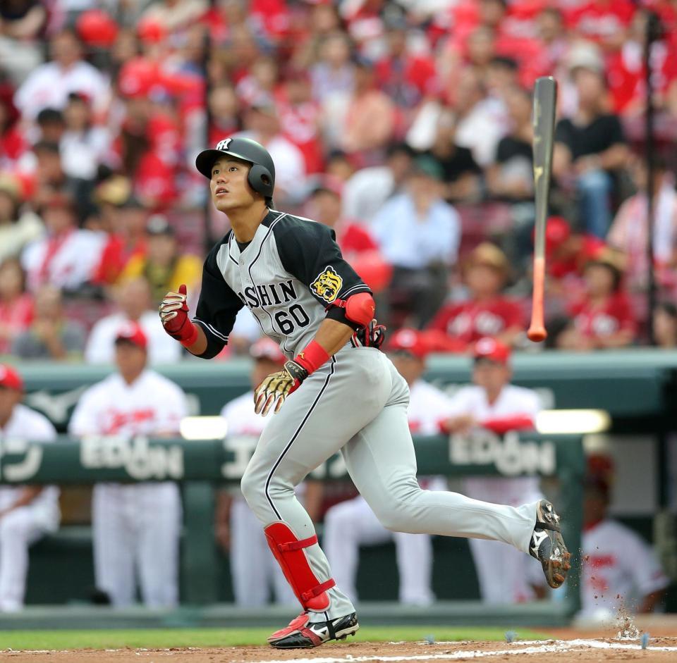 ７回阪神、プロ初本塁打を放つ中谷将大＝マツダスタジアム（撮影・飯室逸平）