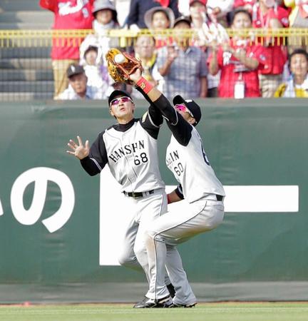 ９回広島２死満塁、松山の中堅への打飛を、阪神左翼手・俊介（左）と中堅手・中谷が交錯し、落球。サヨナラ負けとなる＝マツダスタジアム