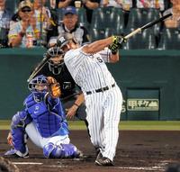 ３回、ゴメスはバットを折られ二ゴロに倒れるが、その間に三走高山