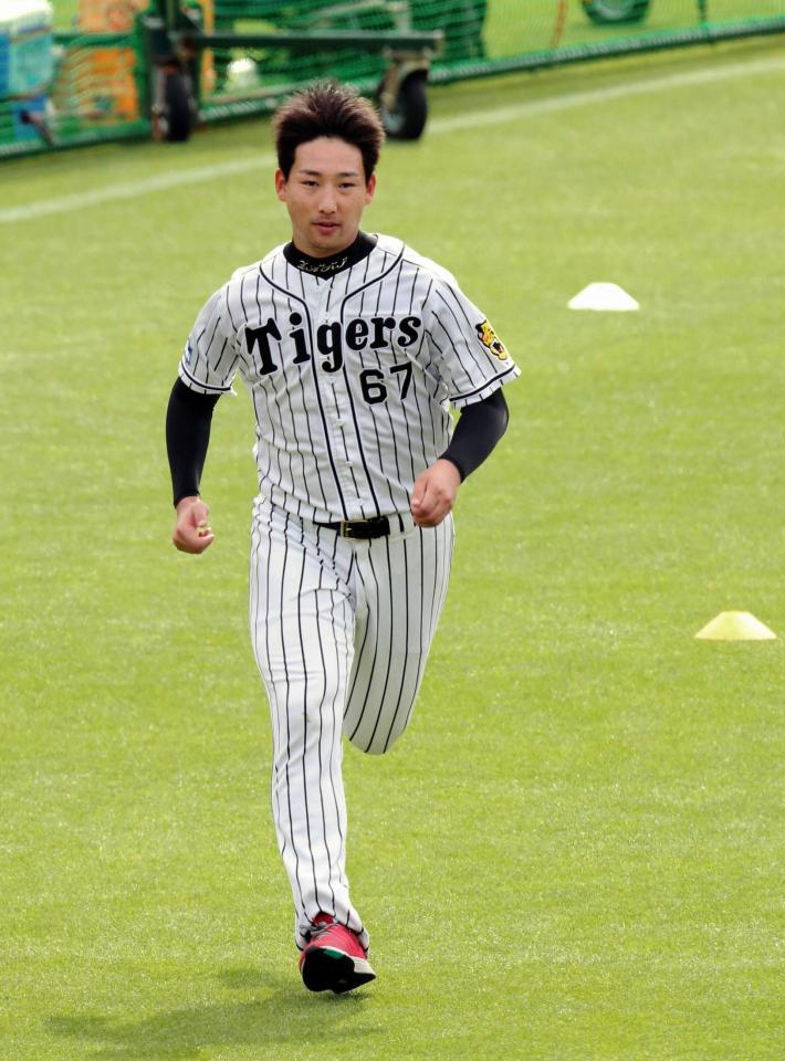 登板に向け、ダッシュで調整する岩崎＝甲子園