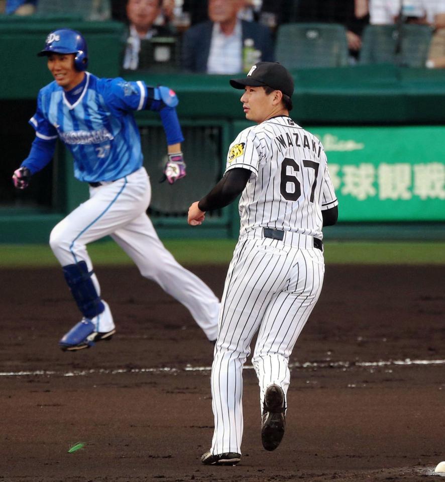 ２回、久保康（左）に右前適時打を浴びる岩崎