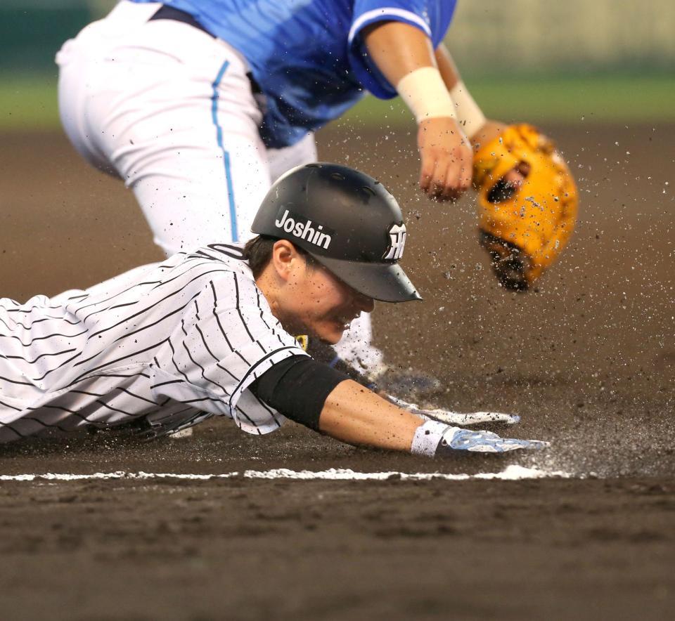 ６回、気迫のヘッドスライディングで内野安打とする北條