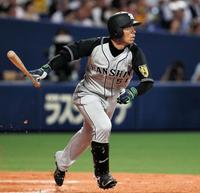 ８回、右越えに適時三塁打を放つ伊藤隼太＝ナゴヤドーム（撮影・北村雅宏）