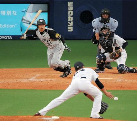勝ち越しの投手強襲内野安打を放つ阪神・伊藤隼。投手は中日・小熊＝ナゴヤドーム（撮影・高部洋祐）