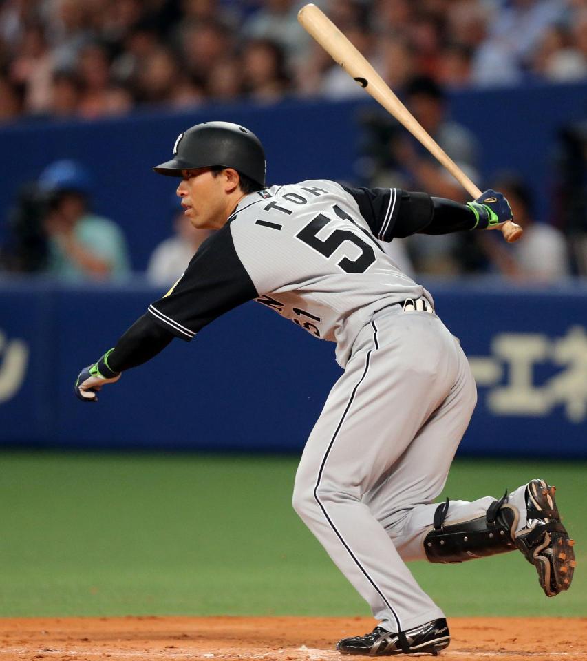 勝ち越しの適時打内野安打を放つ阪神・伊藤隼＝ナゴヤドーム（撮影・飯室逸平）