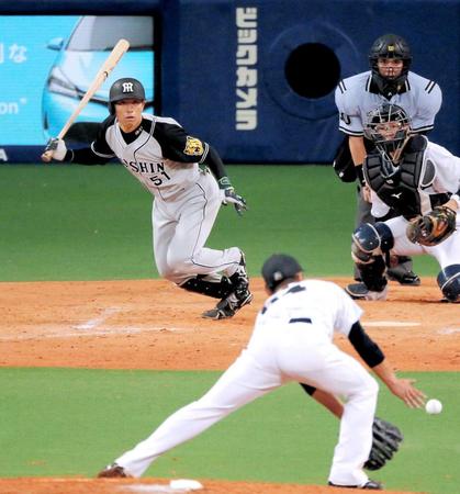 　５回、勝ち越しとなる内野安打を放つ伊藤隼（投手・小熊）