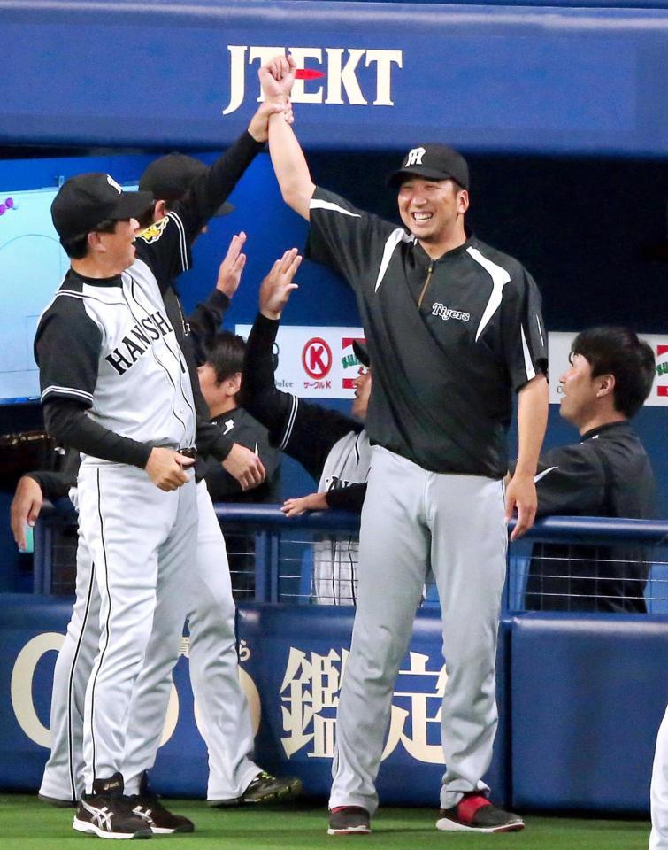 　勝利が決まり、平田コーチ（左）に導かれてガッツポーズする藤川（撮影・高部洋祐）