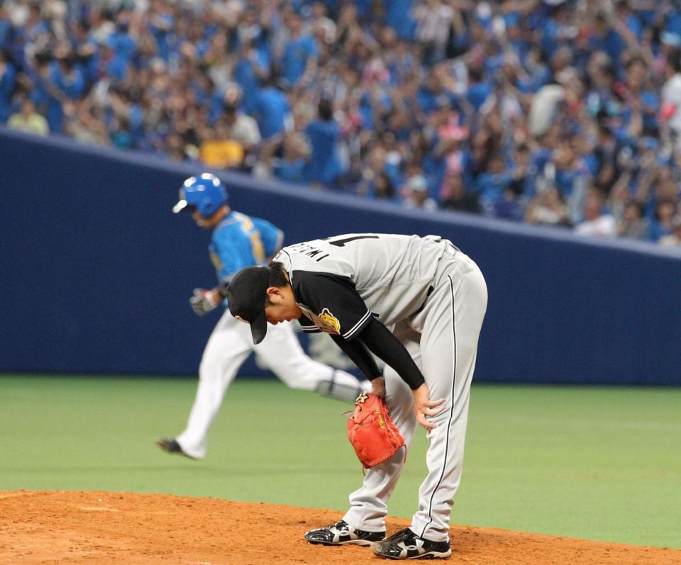 ３回、中日・福田永将に満塁弾を浴び、マウンドでうなだれる阪神・岩貞祐太＝ナゴヤドーム（撮影・飯室逸平）