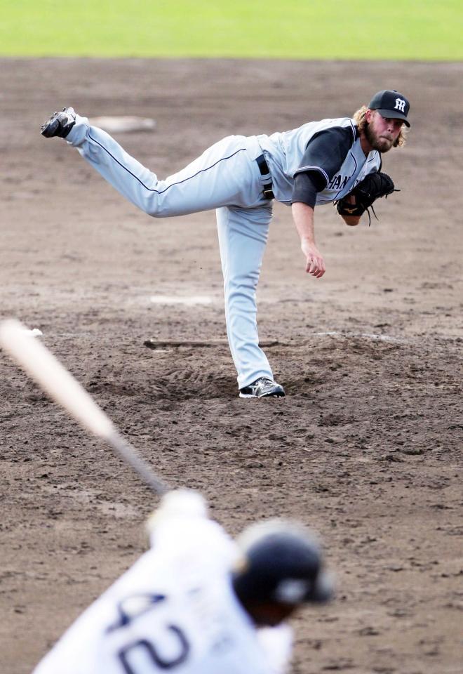 　９回、ブランコを空振り三振に仕留めるサターホワイト（撮影・山口登）