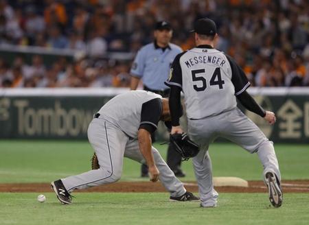 ５回巨人１死一塁、巨人・橋本到の打球をファンブルする阪神　マウロ・ゴメス＝東京ドーム（撮影・田中太一）