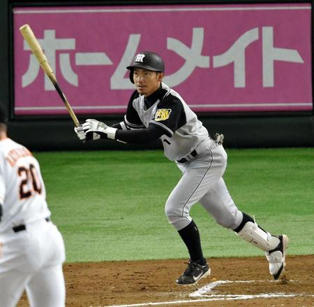 ８回阪神１死、ソロ本塁打を放つ阪神・鳥谷敬＝東京ドーム（撮影・出月俊成）