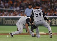 ５回巨人１死一塁、巨人・橋本到の打球をファンブルする阪神　マウロ・ゴメス＝東京ドーム（撮影・田中太一）