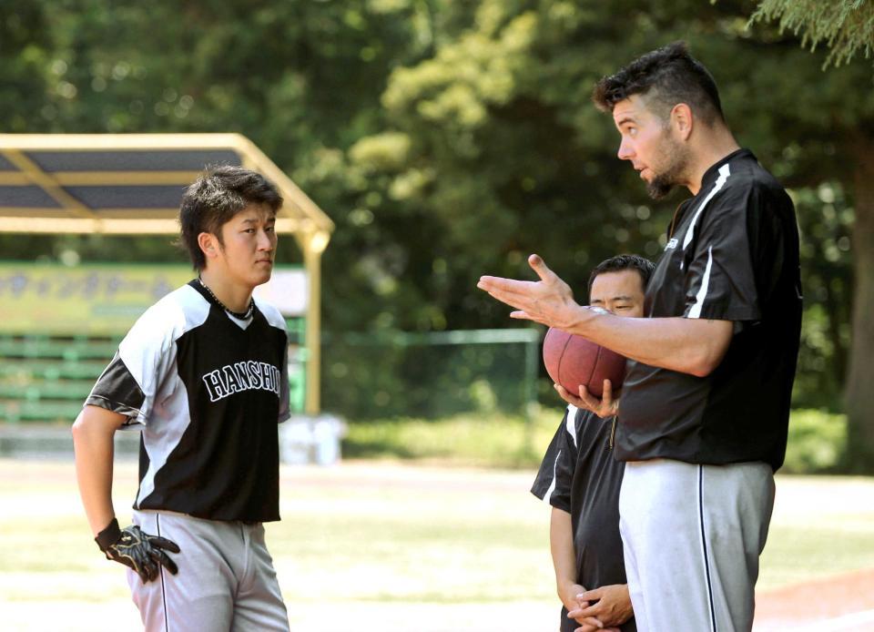 　岩貞（左）にアドバイスを送るメッセンジャー