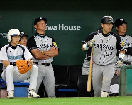 　９回、厳しい表情でグランドを見つめる金本監督