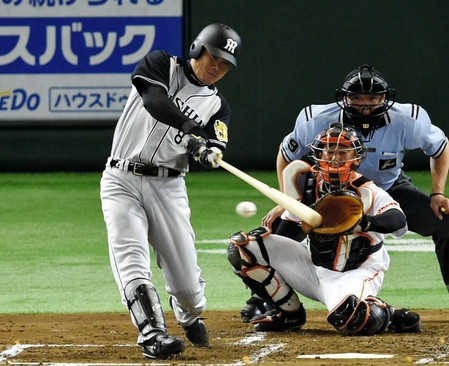 セカンドへの先制打を放つ阪神・福留＝東京ドーム（撮影・出月俊成）