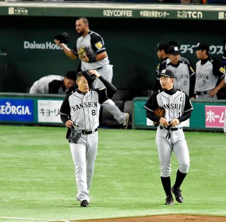　鳥谷（右）と並んで守備へ向かう福留（撮影・出月俊成）