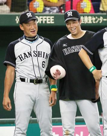 　２勝目を挙げ、金本監督（左）と笑顔を見せる阪神・青柳＝東京ドーム