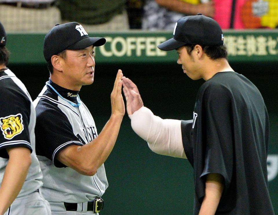 連敗を脱出し、金本知憲監督（左）に迎えられる阪神・青柳晃洋＝東京ドーム（撮影・西岡正）