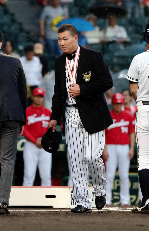 贈呈された名球会ブレザーを着てベンチに引き揚げる福留孝介＝甲子園（撮影・持木克友）