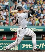 ２回、右前適時打を放つ岡崎＝甲子園